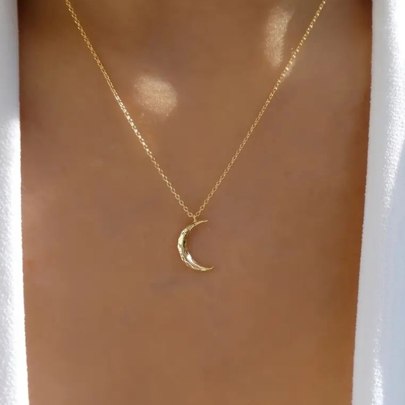 ⚜️ Minimalist Moon Pendant Necklace 🌙 - Picture 4 of 6